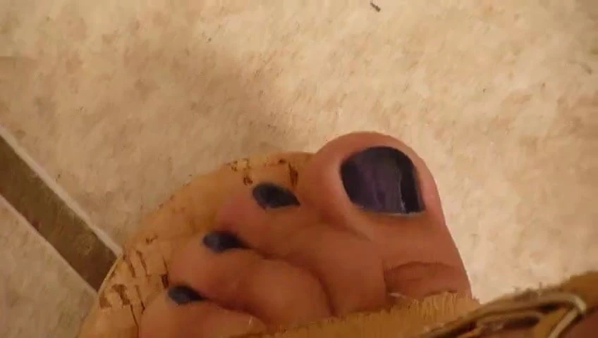 Kaki dan tumit sepatu hak yang sempurna