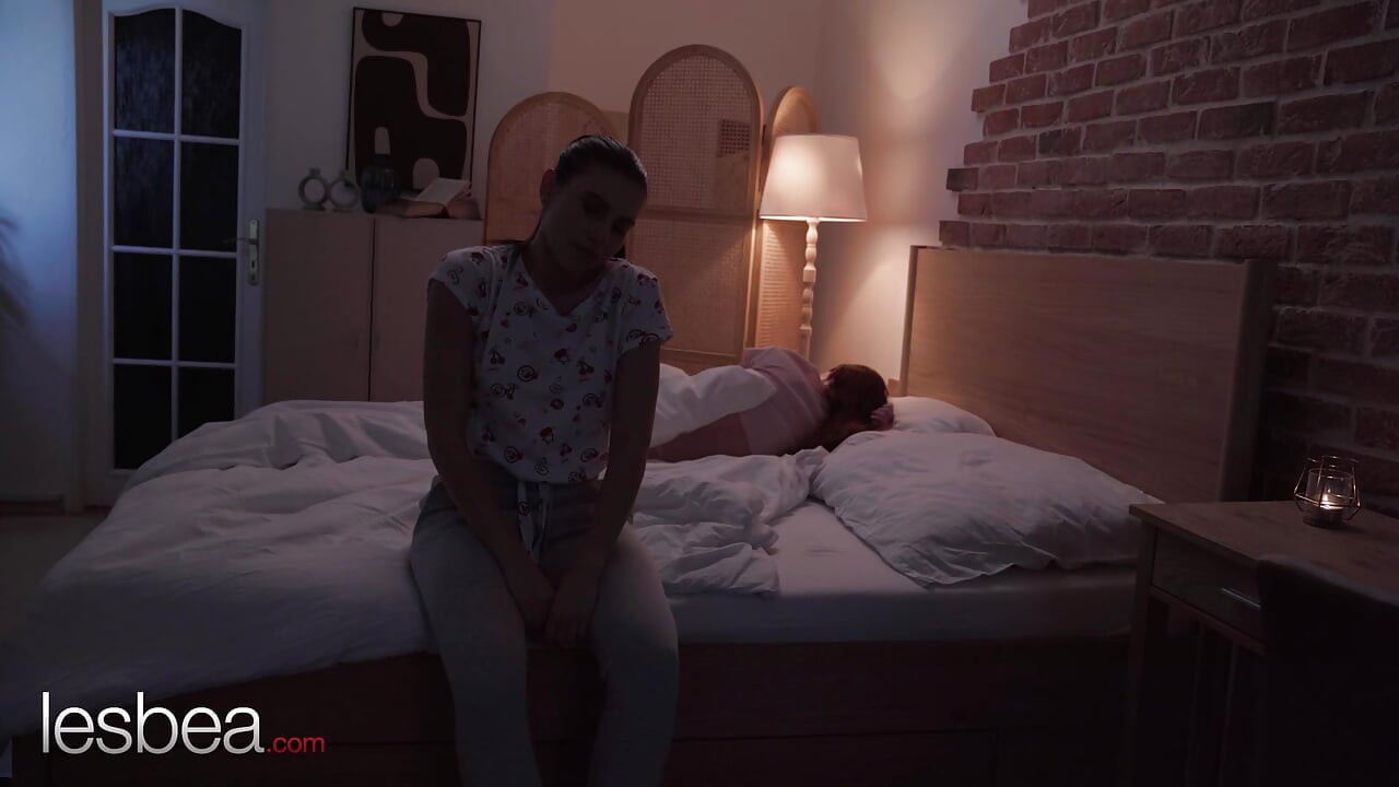 Lesbea oops, mauvais lit ! Arian Joy et Lilly Bella, léchage de chatte intime et orgasmes avec ciseaux