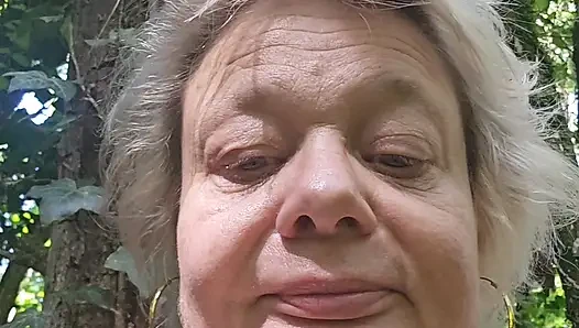 Ich berührte mich im Wald, als ein Voyeur mich erwischte und meine muschi fickte.