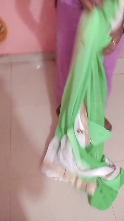 Hintli tamil sürtük evli kadın renu sutyensiz bluz ve külotsuz minyon sari gizli sevgilisi için azdırıyor! Indianhotwifex