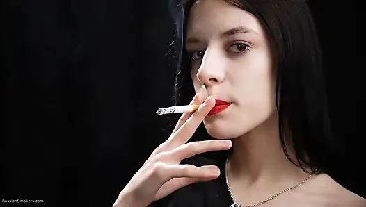 Стройная телочка курит два красных