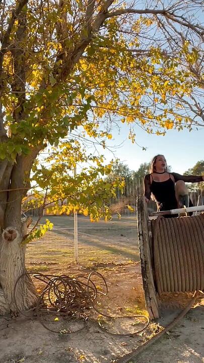 Sexy goth-mädchen nimmt heiße pinkeln