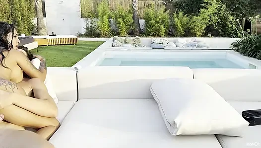 Kocaman Göğüslerimle Eşimle Bahçe Seks Yaparken Komşu Izlerken Creampie-yasmina Khan-brady Bud