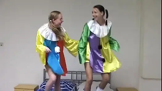 Gözlüklü ateşli lezbiyenler amcık yalamanın tadını çıkarıyor