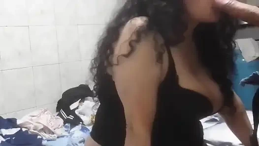 Ibu temanku ngeliat video bokepku dan aku nggak bisa menahan diri untuk nyepong kontolku dan aku ngentot memeknya habis-habisan!! Aku membuatnya sangat puas