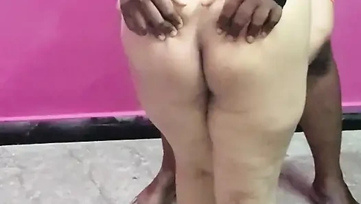 Heiße tamilische ehefrau verführt nachbarin