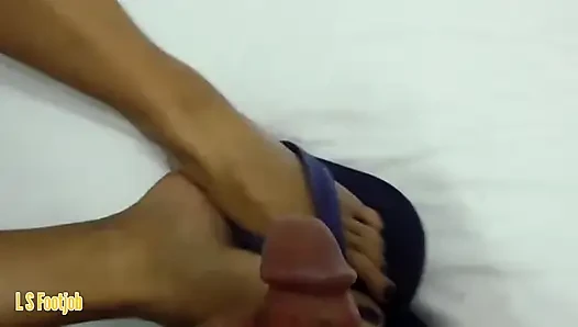 Подруга ногами в шлепанце в любительском видео