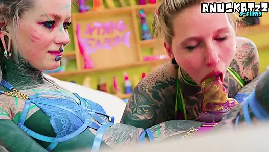 Cewek imut bertato alt lagi asik ngentot lesbian pakai strap-on dan german dirty talk