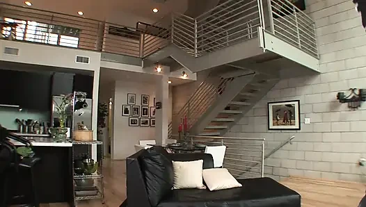 Сладкая блондинка в лапах дикого черного ебаря