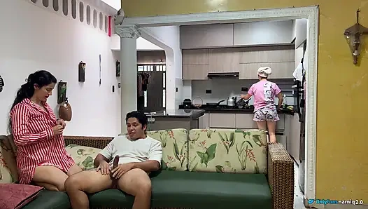 Aku di depan istriku sama temannya sendiri! Dia bahkan tidak menyadarinya!