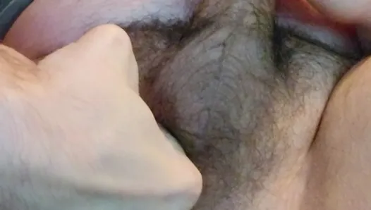 Mă masturbez în timp ce-mi atinge curul