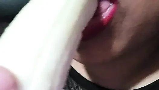 Cewek sange ini lagi asik jilat pisang sampai matanya menganga lebar