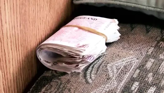 Pelacur Kaya Membuat Tawaran yang Tidak Bisa Ditolak oleh Kutu Buku