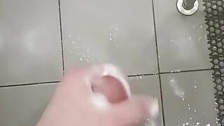 Me masturbo en la ducha mucho esperma jugosamente.