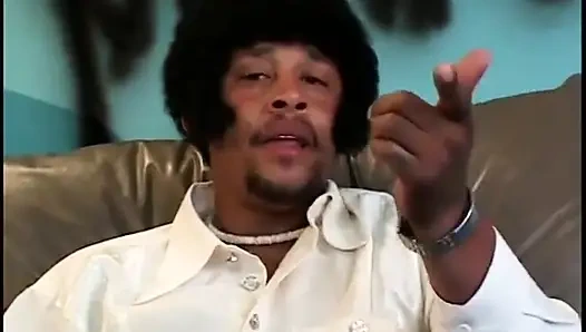 Bayan adam yatakta iki istekli sürtük tarafından sikini emdiriyor