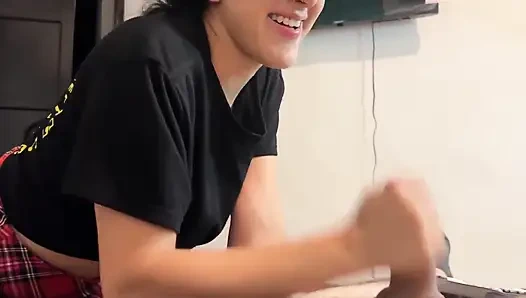 En iyi arkadaşımın karısı yalnızken tüm yarağımı yutuyor