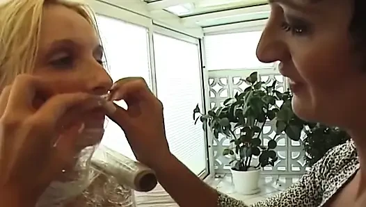 Plastik sarılmış sarışın sürtük acımasızca sikiliyor ve azdırılıyor