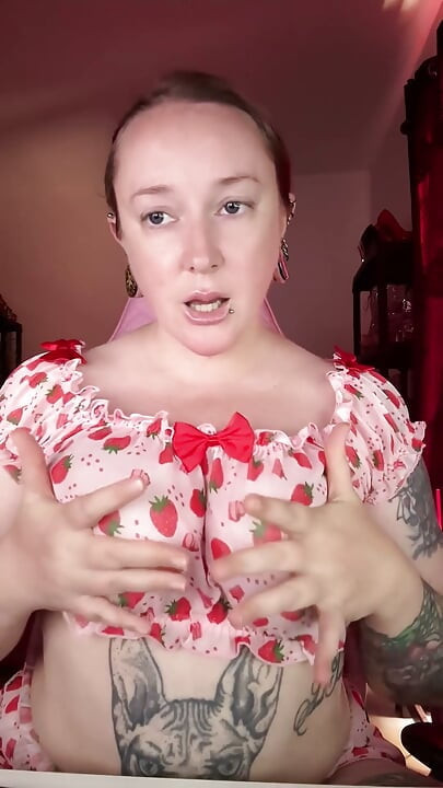 Løfter Top, Frister Med Perky Bryster, Befaler Dig At Komme JOI