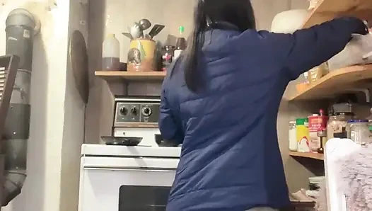 Hana Mutfakta Yemek Pişiriyor, Sonra Tuvalete Işemesi Gerekiyor