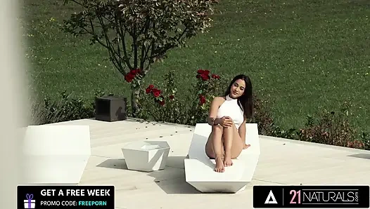 21 NATURALS - geile ginebra bietet ihren arsch für einen liebenden analfick an