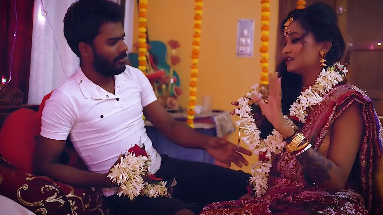 Suhagraat me pati ko behoshh karke boyfriend se chudwae