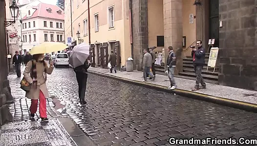 Dos amigos recogen a la vieja abuela de la calle