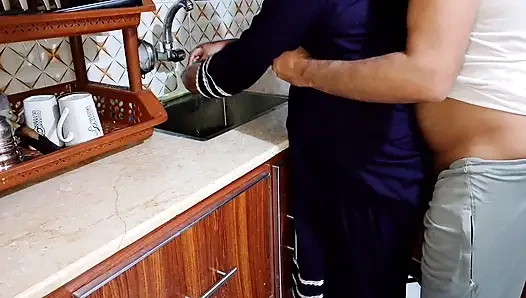 Suami India berhubungan seks dengan istrinya di dapur