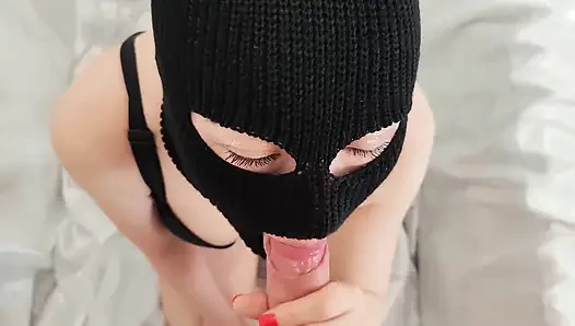 Sie fiel wie ein hungriger teufel zu den knien - leidenschaftlicher blowjob &gieriges spermaschlucken