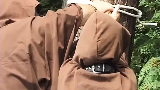Tante seksi rambut pirang ini dientot habis-habisan sama kontol besar pria kulit hitam