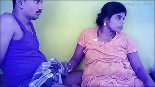 Indische dorfhaus-ehefrau heiße möpse zeigen und küssen
