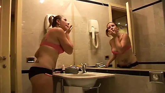 Remaja manis menggoda pria dewasa