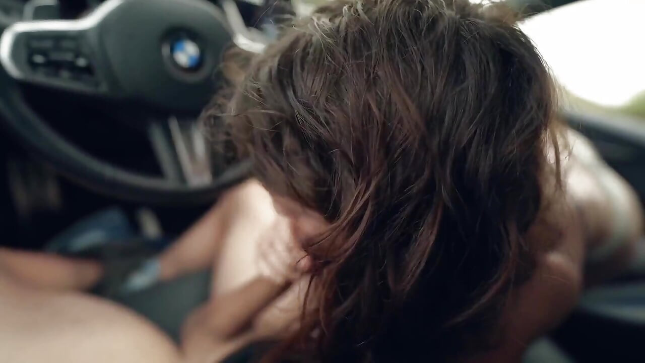 Horny Hitchhiker Give with Her Mouth for the Ride