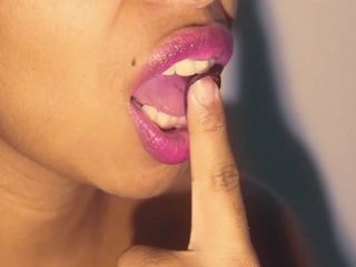 Сексуальный рот чернокожей мастурбирует немного винограда