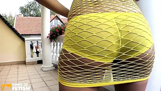 Schönes tschechisches mädchen mit dicken titten zeigt ihr gelbes outfit