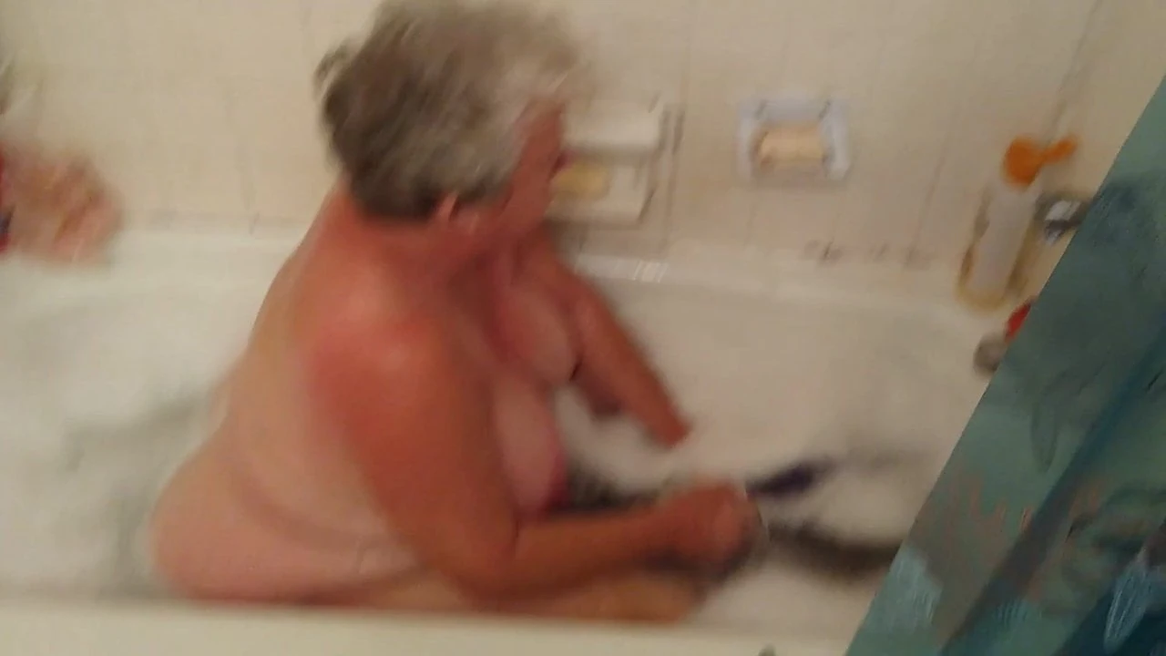 Isteri dalam tab mandi