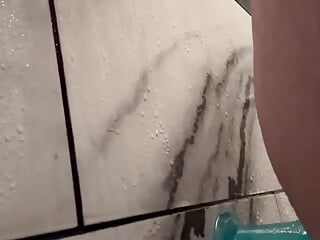 Wielki dildo pod prysznicem