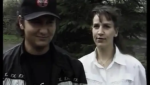 Kurviges deutsches schätzchen bekommt große ladung auf ihre perfekten natürlichen titten