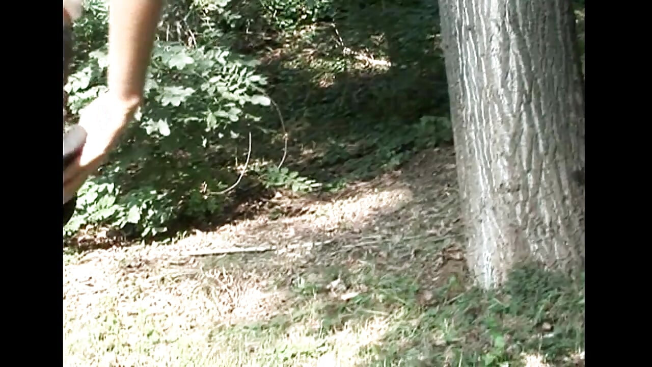 Awek berambut merah seksi berkelip kaki panasnya di taman