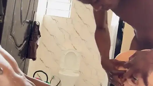 Abwechselnd an ihrer nassen, fetten muschi