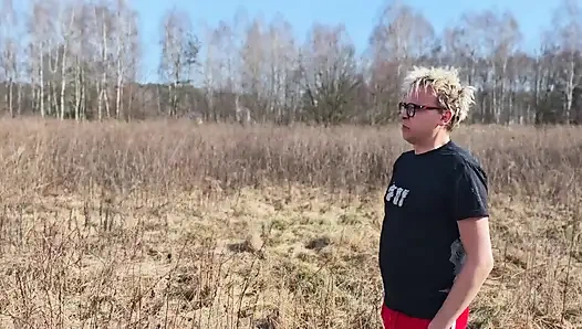 Polnischer Hase Auf Dem Feld Gefickt. Er Lutscht Schwanz, Bis Er Auf Seine Titten Kommt.