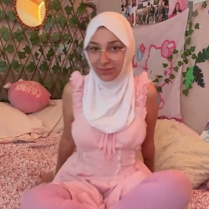 muslim- yoga- in- hijab- in- bed