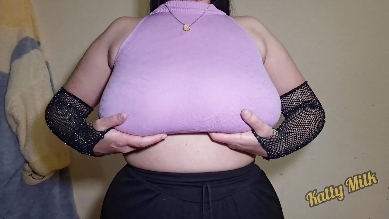 キャティ・ミルクがピンクの服で巨大なナチュラルな胸をカメラの前で揺らす/服を脱ぐ