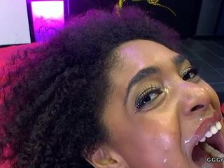 Латину Luna Corazon шпилят спермой и камшотами на лицо