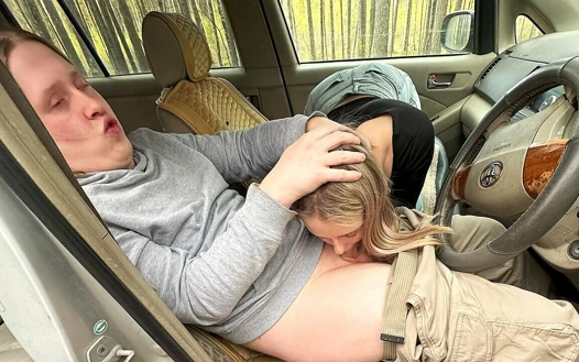 Pasangan kekasih ngentot di pinggir jalan di dalam mobil