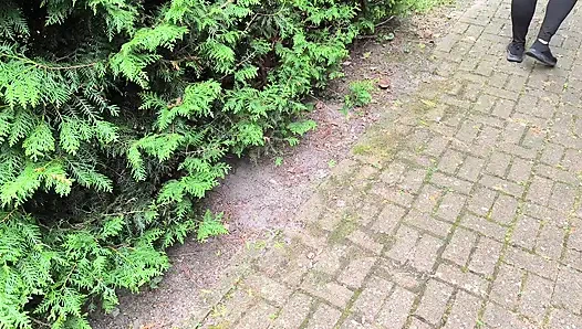 Barbekü alanında çıplak götünü kırbaçlıyor
