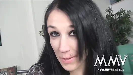 Cewek imut amatir dientot pakai permen lolipop di threesome
