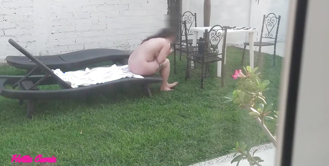 Üvey kız kardeşimi çıplak güneşlenirken ve bahçede mastürbasyon yaparken kaydettim
