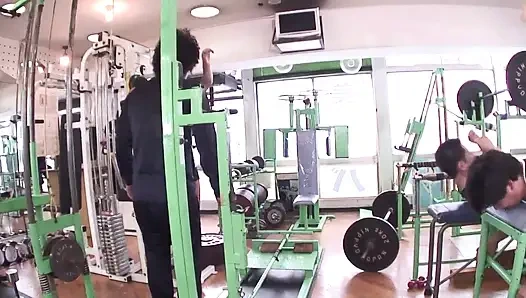 Pelacur melebarkan kaki saat kekasih menyodok memeknya berulang-ulang sampai mani muncrat