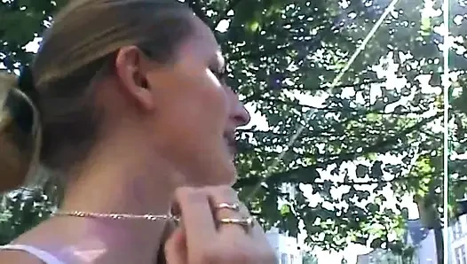 Halka açık sakso azdırma ve ıslak parmaklama patlaması