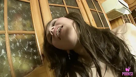 Сексуальная Kimmy T берет ее дилдо на кухне и трахает себя!